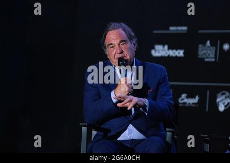 Roma, Italien. Juli 2021. Oliver Stone während der Präsentation des Films „JFK - A Case still open“ in der Regie-Cut-Version im Sommerkino des Monte Ciocci in Rom (Foto: Matteo Nardone/Pacific Press/Sipa USA) Quelle: SIPA USA/Alamy Live News Stockfoto