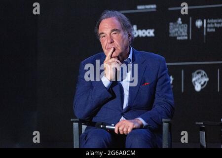 Roma, Italien. Juli 2021. Oliver Stone während der Präsentation des Films „JFK - A Case still open“ in der Regie-Cut-Version im Sommerkino des Monte Ciocci in Rom (Foto: Matteo Nardone/Pacific Press/Sipa USA) Quelle: SIPA USA/Alamy Live News Stockfoto