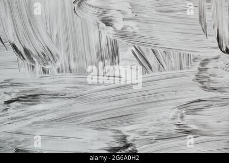 Weiße Malstriche auf einem Schaufenster, abstrakter Hintergrund oder Textur Stockfoto