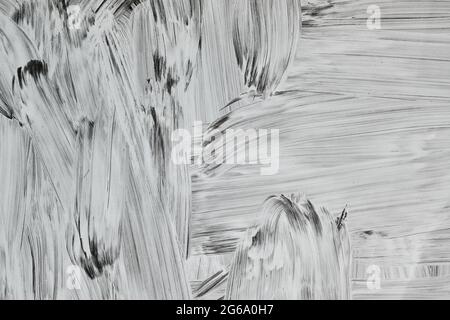 Weiße Malstriche auf einem Schaufenster, abstrakter Hintergrund oder Textur Stockfoto