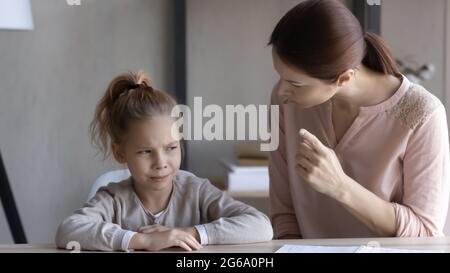 Strenge Mutter schimpft hartnäckige Tochter premanding Versprechen Strafe Stockfoto