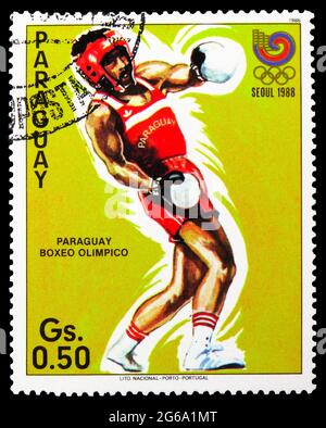 MOSKAU, RUSSLAND - 18. APRIL 2020: In Paraguay gedruckte Briefmarke zeigt paraguayischen Boxer, Olympische Sommerspiele, Seoul 1988 Serie, um 1986 Stockfoto