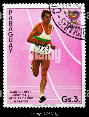 MOSKAU, RUSSLAND - 18. APRIL 2020: Die in Paraguay gedruckte Briefmarke zeigt Carlos Lopes, portugiesischer Marathonläufer, Olympische Sommerspiele, Seoul 1988 se Stockfoto