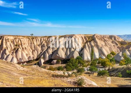 Uchisar, 04,Oktober,2018: Spektakuläre Panoramaaussicht auf vulkanische Felsformationen wie Sanddünen auf den Hügeln des Uchisar-Tals, Kappadokien, Türkei Stockfoto