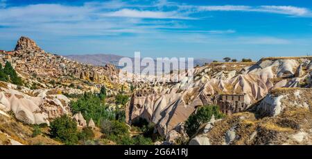 Uchisar, 04,Oktober,2018: Spektakulärer Panoramablick auf vulkanische Felsformationen auf den Hügeln des Uchisar-Tals, Kappadokien, Türkei Stockfoto