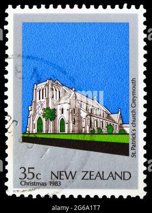 MOSKAU, RUSSLAND - 18. APRIL 2020: In Neuseeland gedruckte Briefmarke zeigt Saint Patrick Church, Greymouth, Weihnachtsserie, um 1983 Stockfoto