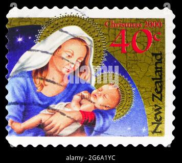 MOSKAU, RUSSLAND - 18. APRIL 2020: In Neuseeland gedruckte Briefmarke zeigt Maria und Jesus, Weihnachtsserie, um 2000 Stockfoto