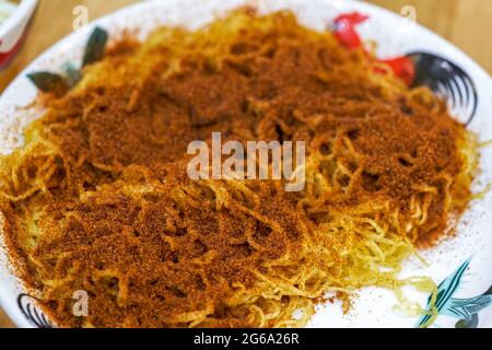 Köstliche chinesische traditionelle kantonesische Küche, getrocknete Nudeln mit Garnelenrogen Stockfoto