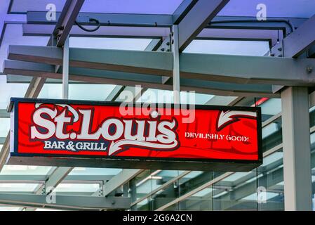 Schild für das St. Louis Bar and Grill Restaurant in der Innenstadt von Toronto, Kanada Stockfoto