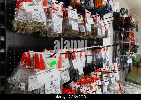 Grodno, Weißrussland - 20. Juni 2018: Pakete mit selbstschneidenden Schrauben im Baustofflager Alkor Stockfoto