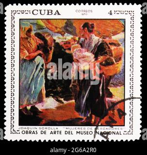 MOSKAU, RUSSLAND - 18. APRIL 2020: In Kuba gedruckte Briefmarke zeigt Fisher Wives von Joaquin Sorolla, Gemälde aus dem Nationalmuseum, Havanna, seri Stockfoto