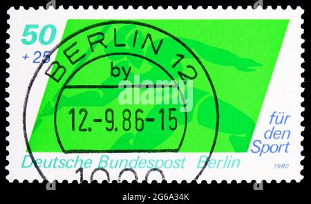 MOSKAU, RUSSLAND - 18. APRIL 2020: Briefmarke gedruckt in Deutschland, Berlin, zeigt Speerwurf, Sports Aid Serie, um 1980 Stockfoto