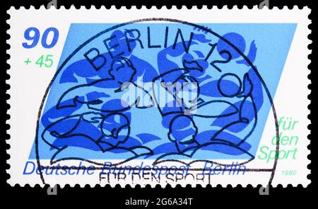 MOSKAU, RUSSLAND - 18. APRIL 2020: Briefmarke gedruckt in Deutschland, Berlin, zeigt Waterpolo, Sports Aid Serie, um 1980 Stockfoto