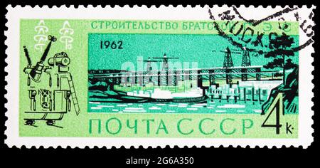 MOSKAU, RUSSLAND - 18. APRIL 2020: Die in der Sowjetunion gedruckte Briefmarke zeigt den Bau des Wasserkraftwerkes Bratsk, die Serie Building of Communism, c Stockfoto