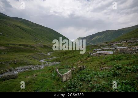 Avusor oder Avusör ist ein Hochplateau im Bezirk Çamlıhemşin der Provinz Rize. Es liegt auf einer Höhe von 2700 und beherbergt rund 300 Häuser. Stockfoto