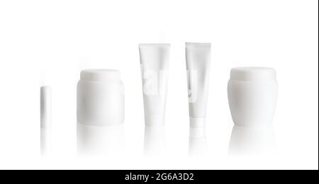 Creme-Tube-Mockup mit weißem Glas und Lippenstift auf weißem Hintergrund. Kosmetikverpackungen werden nachgestellt. Vektorgrafik. Stock Vektor