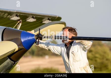 Hucks Starter wird an Hawker Hind vintage biplane K5414 befestigt. Erfunden von RFC Captain Bentfield Hucks im Jahr 1920, montiert auf Ford Model T LKW-Karosserie Stockfoto