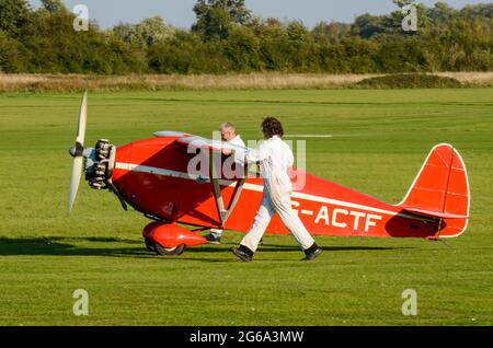 Comper CLA-7 die schnelle monoplane G-ACTF-Maschine rollt mit Flügelwandlern, um sie stabil zu halten, wobei das Flugzeug so leicht und windempfindlich ist Stockfoto