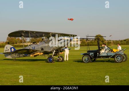 Hucks Starter wird an Hawker Hind vintage biplane K5414 befestigt. Erfunden von RFC Captain Bentfield Hucks im Jahr 1920, montiert auf Ford Model T LKW-Karosserie Stockfoto