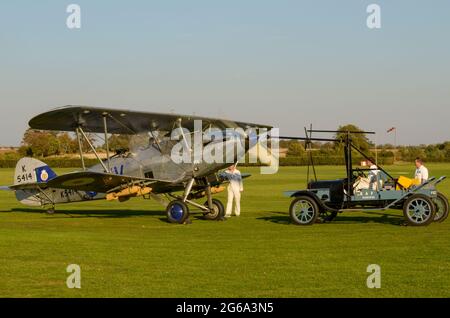 Hucks Starter wird an Hawker Hind vintage biplane K5414 befestigt. Erfunden von RFC Captain Bentfield Hucks im Jahr 1920, montiert auf Ford Model T LKW-Karosserie Stockfoto