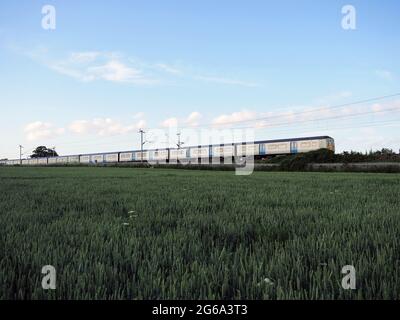 Eine elektrische Einheit der Klasse 319 wird vom Northampton Traction Maintenance Depot zum Wolverton Carriage Works geführt Stockfoto