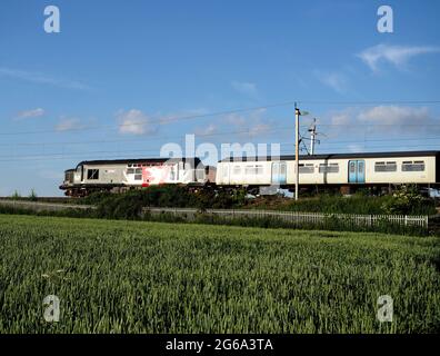 Europhenix Rail Operations Group die Lokomotive der Klasse 37 37884 „Cepheus“ passiert Northampton auf der Westküsten-Hauptlinie und schleppt eine Klasse 319 EMU Stockfoto