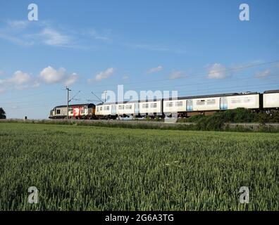 Europhenix Rail Operations Group die Lokomotive der Klasse 37 37884 „Cepheus“ passiert Northampton auf der Westküsten-Hauptlinie und schleppt eine Klasse 319 EMU Stockfoto