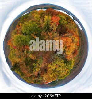 Mini-Planetenansicht von Adirondack vom Gipfel des Kane-Berges im Herbst Stockfoto