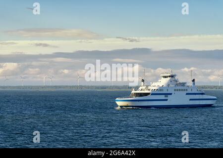 Die kleine Autofähre verkehrt zwischen dem Virtsu-Hafen Estland und der Insel Saaremaa an der Ostsee. Ruhiges Meer und blauer Himmel mit weißen Wolken. Stockfoto