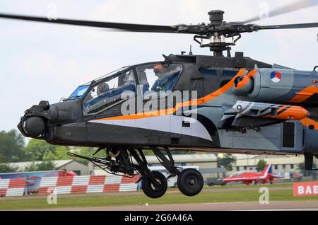 Royal Netherlands Air Force Boeing AH-64D Apache-Kampfhubschrauber auf der RIAT Airshow, RAF Fairford, in speziellen Landesfarben mit Finish Stockfoto