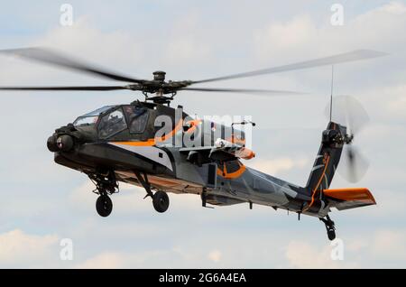 Royal Netherlands Air Force Boeing AH-64D Apache Gunship Attack Helicopter Q-17 wird bei RIAT, UK, gezeigt. RNAF niederländischer Hubschrauber in Nationalfarben Stockfoto