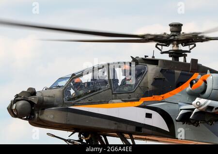 Royal Netherlands Air Force Boeing AH-64D Apache Gunship Attack Helicopter Q-17 wird bei RIAT, UK, gezeigt. RNAF niederländischer Hubschrauber in Nationalfarben Stockfoto