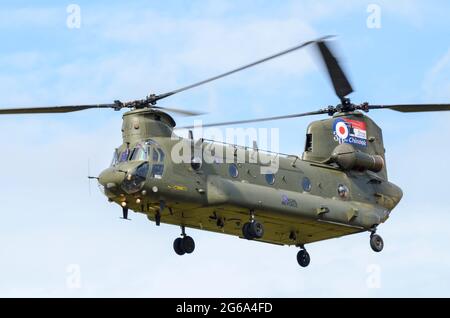 RAF, Royal Air Force Boeing Chinook HC2A Tandemrotor-Hubschrauber ZH895, mit speziellen 30-jährigen Jubiläum Kunstwerk. Feier des Dienstes seit 1980 Stockfoto