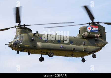 RAF, Royal Air Force Boeing Chinook HC2A Tandemrotor-Hubschrauber ZH895, mit speziellen 30-jährigen Jubiläum Kunstwerk. Feier des Dienstes seit 1980 Stockfoto