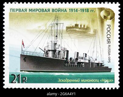 MOSKAU, RUSSLAND - 2. MAI 2020: Die in Russland gedruckte Briefmarke zeigt den Novik Destroyer, Geschichte der Serie des Ersten Weltkriegs, um 2015 Stockfoto