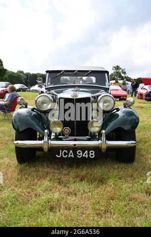 Vorderansicht eines Oldtimers auf der Leighton Hall Classic Motor Show, Juli 2021, Carnforth, Lancashire. VEREINIGTES KÖNIGREICH Stockfoto