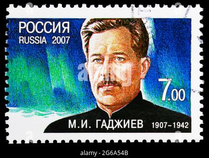 MOSKAU, RUSSLAND - 2. MAI 2020: In Russland gedruckte Briefmarke zum 100. Geburtstag von M. Gadzhiev, Submarine Commander, Navy Serie, um 2007 Stockfoto