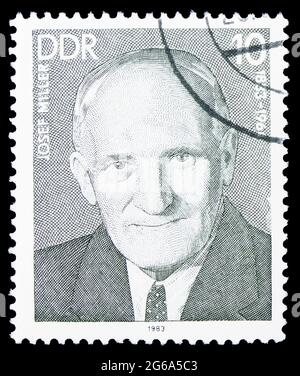 MOSKAU, RUSSLAND - 18. APRIL 2020: In Deutschland gedruckte Briefmarke zeigt Joseph Miller (1883-1964), Persönlichkeiten der Serie Deutsche Arbeiterbewegung, c Stockfoto