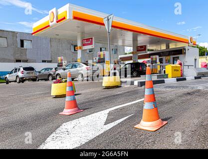 Samara, Russland - 2. Juli 2021: Shell-Tankstelle an sonnigen Tagen. Shell V-Power-Tankstelle. Royal Dutch Shell ist ein anglo-niederländischer multinationaler Ölkonzern und Stockfoto