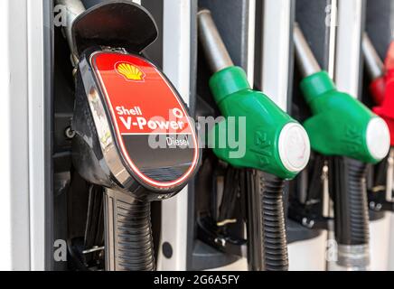 Samara, Russland - 4. Juli 2021: Füllsäule mit verschiedenen Brennstoffen an der Shell-Tankstelle. Shell V-Power-Tankstelle Stockfoto