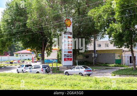 Samara, Russland - 2. Juli 2021: Hinweisschild, zeigt den Kraftstoffpreis auf der Shell-Tankstelle an. Preise an der Shell-Tankstelle Stockfoto