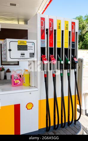 Samara, Russland - 4. Juli 2021: Füllsäule mit verschiedenen Brennstoffen an der Shell-Tankstelle. Shell V-Power-Tankstelle Stockfoto