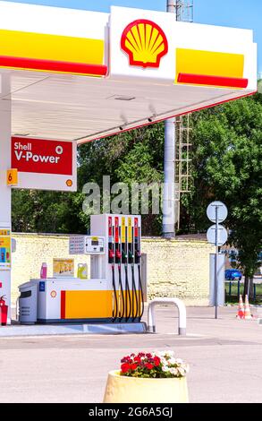 Samara, Russland - 4. Juli 2021: Shell-Tankstelle an sonnigen Tagen. Shell V-Power-Tankstelle. Royal Dutch Shell ist ein anglo-niederländischer multinationaler Ölkonzern und Stockfoto