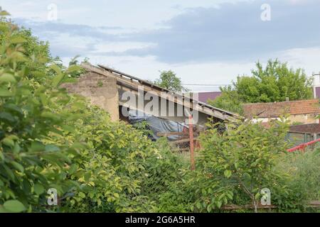 Die Mauer eines alten Lehmhauses - fast vollständig abgerissen. Stockfoto