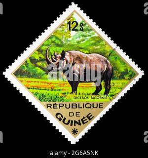 MOSKAU, RUSSLAND - 18. APRIL 2020: Die in Guinea gedruckte Briefmarke zeigt schwarze Nashorn (Diceros bicornis), African Wildlife Serie, um 1975 Stockfoto