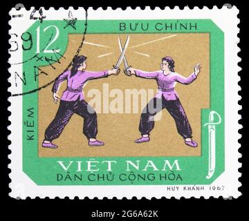 MOSKAU, RUSSLAND - 18. APRIL 2020: In Vietnam gedruckte Briefmarke zeigt Zäune mit Säbeln, traditionelle nationale Sportserie, um 1968 Stockfoto