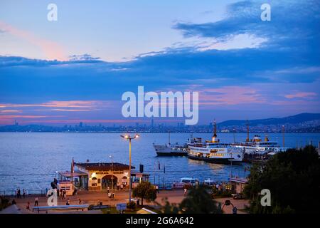 Seehafen auf der Insel Buyukada in der Türkei. Istanbul, Türkei - 28.07.2017 Stockfoto