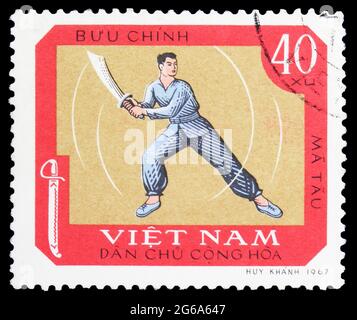 MOSKAU, RUSSLAND - 18. APRIL 2020: Die in Vietnam gedruckte Briefmarke zeigt die traditionelle nationale Sportserie Scimitar Fighting, um 1968 Stockfoto