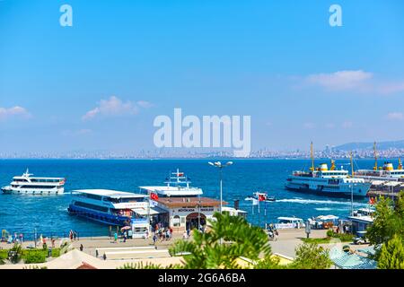 Seehafen auf der Insel Buyukada in der Türkei. Istanbul, Türkei - 28.07.2017 Stockfoto