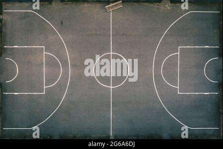 Luftaufnahme des Basketballplatzes ohne Spieler im öffentlichen Park. Stockfoto